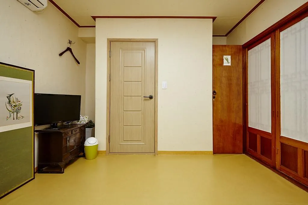 Hue Hanok Guesthouse 서울특별시 2*,  대한민국