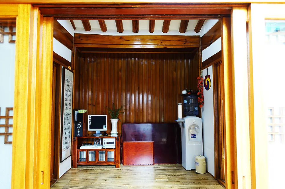 Hue Hanok Guesthouse 서울특별시 2*,